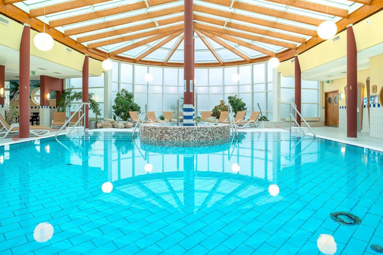 Traumblick Sellin: Spacious Beachside Apartment with Pool and Sauna Goehren  Exterior photo